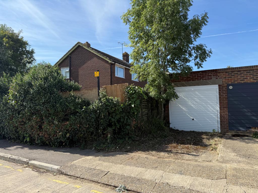Lot: 11 - SEMI-DETACHED HOUSE FOR REPAIR WITH POTENTIAL TO EXTEND - Garage with off road parking